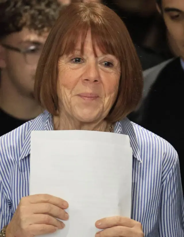 元夫ら51人に有罪判決が出た後のジゼル（19日、フランス・アヴィニョン）