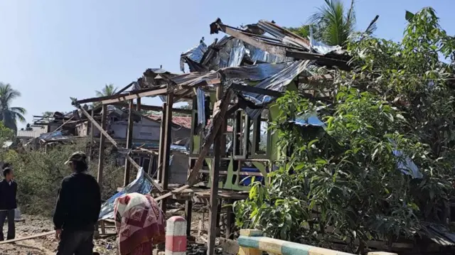 လေကြောင်းတိုက်ခိုက်မှုကြောင့် ပျက်စီးသွားတဲ့အရပ်သား