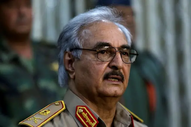 Khalifa Haftar, fardado, discursando; ele tem olhar sério