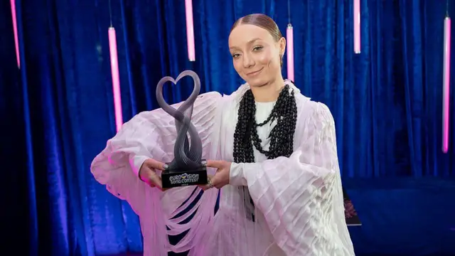 LELÉKA, переможниця національного відбору України на «Євробачення-2026», зі своїм трофеєм після фіналу національного відбору 7 лютого 2026 року в Києві, Україна. 