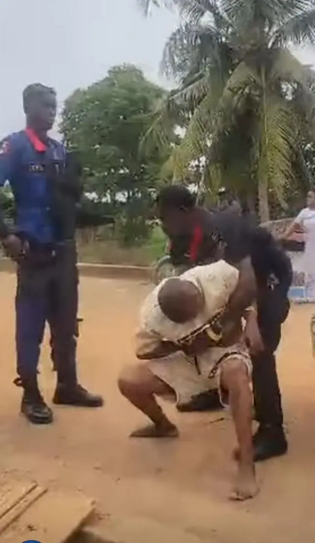 okunrin kan t ajọ Civil Defence n fagidi wọ loju titi