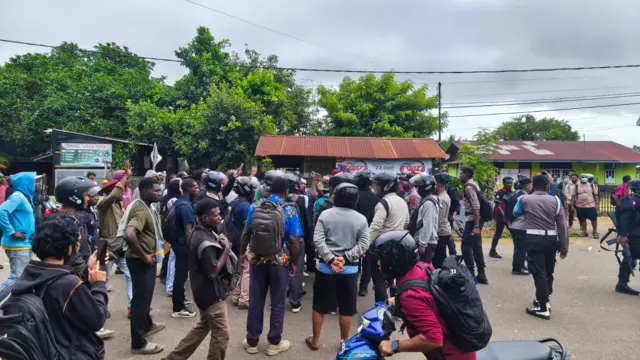 demonstrasi gangguan internet, merauke, papua