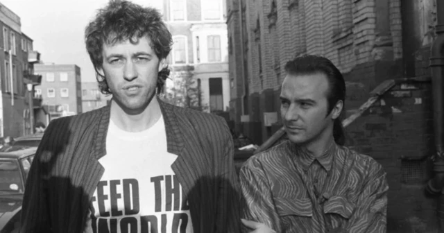 ሙዚቀኞቹ ቦብ ጊልዶፍና ሚጅ ኡር ከታዋቂ ድምጻውያን ጋር በመሆን ገቢ ማሰባሰቢያ ሙዚቃ ለቀቁ። 