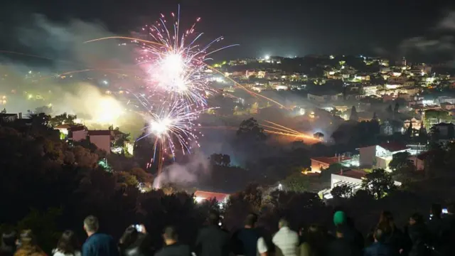 ኣብ ግሪኽ ከተማ ቭሮንታዶስ ዝርከቡ ኣመንቲ፡ በዓል ትንሳኤ ንምኽባር ዝገብዎ "ሮኬት ኲናት" ዝተባህለ ልሙድ ባህላዊ ስነ-ስርዓት ብምጽንባል ናብ ሰማይ ርችት ብምብራህ ኣኽቢሮምዎ