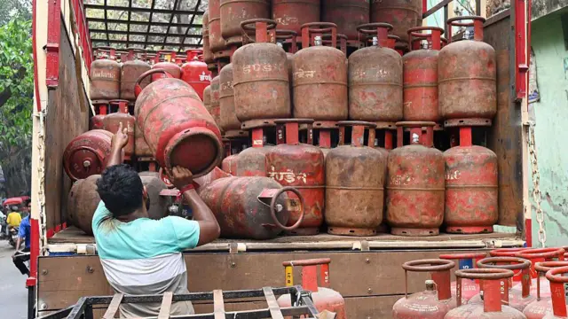 কলকাতার একটি রাস্তায় ঘরোয়া গ্যাস সিলিন্ডার সরবরাহের গাড়ি