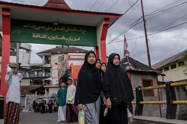 Siswa di Pesantren, juga dikenal sebagai ''Santri'', dipisahkan dari keluarga mereka dan menghabiskan hari-hari mereka mempelajari kitab suci Islam, membaca Al-Qur'an, dan belajar bahasa Arab selain kegiatan lain yang dimulai dengan sholat subuh pada pukul 4 pagi hingga tengah malam.