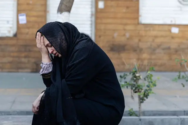 एक महिला रडत आहे