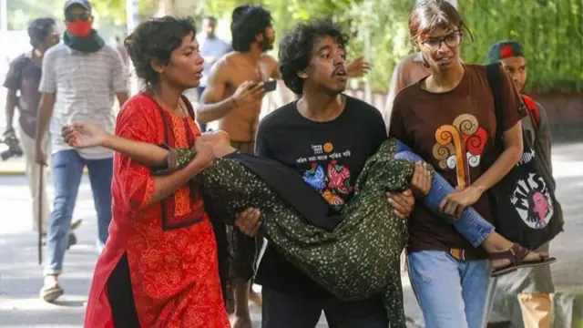 জুলাই মাসে আন্দোলন চলাকালে আহত এক শিক্ষার্থীকে উদ্ধার করে নিয়ে যাওয়া হচ্ছে