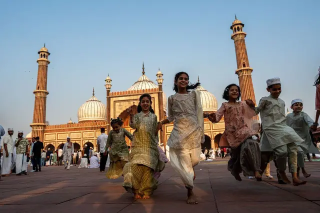 د جون پر ۷مه د هند پلازمېنه ډیلي کې ځايي ماشومان د اختر له لمانځه وروسته د خوشحالي څرګندونه کوي.