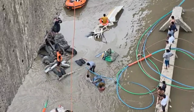 બીબીસી ગુજરાતી વડોદરા પુલ અકસ્માત વાહન મહીસાગર નદી ગંભીરા બ્રિજ 