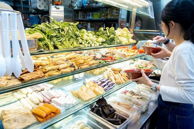 Dans certains pays, il est courant que le déjeuner soit le repas le plus copieux de la journée, tandis que le dîner se compose généralement de mets légers.