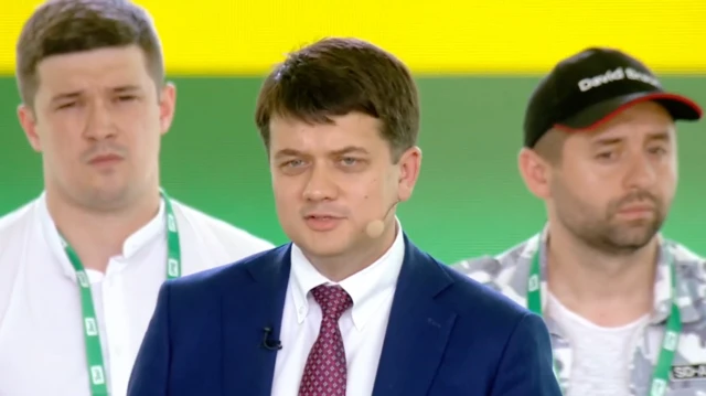 Михайло Федоров, Дмитро Разумков та Давид Арахамія під час з'їзду "Слуги народу" у ботсаду ім. Гришка, 9 червня 2019 року