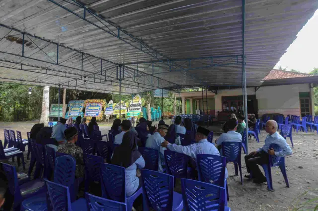 Sejumlah warga melayat di kediaman almarhum Praka Farizal Rhomadhon, Sidorejo, Lendah, Kulon Progo, D.I Yogyakarta, Selasa (31/2/2026). Praka Farizal yang tergabung dalam Pasukan Perdamaian PBB di Lebanon (UNIFIL) gugur akibat tembakan artileri di Lebanon Selatan pada Minggu (29/3). 