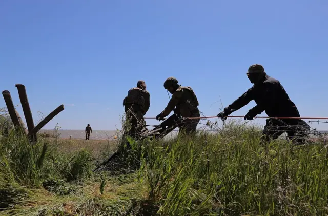 Солдаты ВСУ строят полевые укрепления