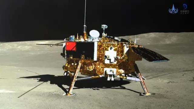 La sonda china Chang'e-4 reluciendo sobre la superficie de la luna.