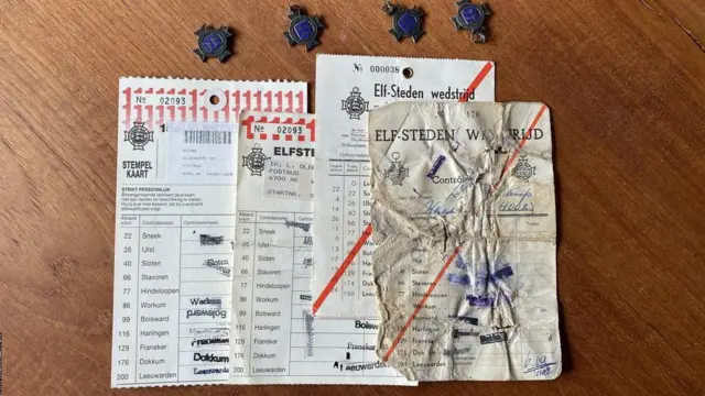 مدالها و کارتهای مهر شده لفرت اولدنکمپ از دوران حرفهایاش در مسابقات اِلفاستیدنتوخت