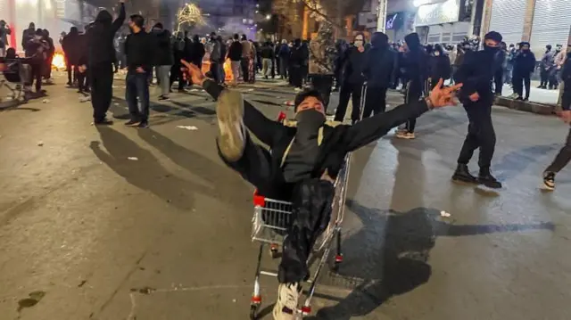 सरकार के ख़िलाफ़ प्रदर्शन लगातार जारी हैं