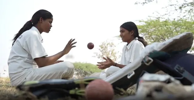 મહિલા ક્રિકેટ, બૉલ, બૅટ, બૅટિંગ, બૉ઼લિંગ