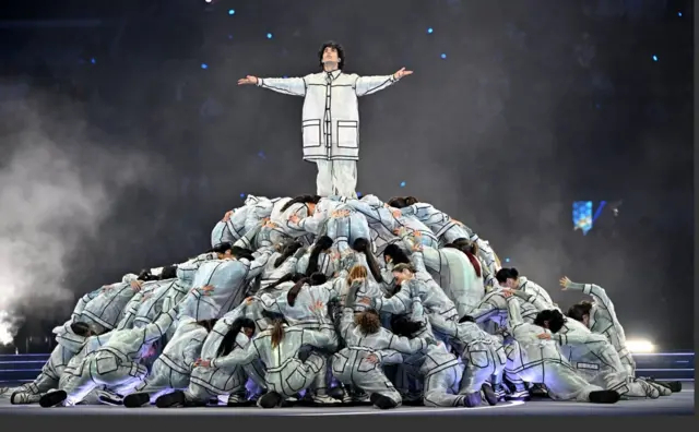 6일 (현지시간)이탈리아 밀라노 산시로 스타디움에서 2026 밀라노·코르티나담페초 동계올림픽 개막식이 열리고 있다