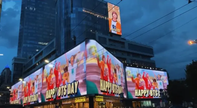 Привітання гурту BTS на ТРЦ "Гуллівер" у Київі від українських фанатів 