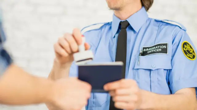 ਇਮੀਗ੍ਰੇਸ਼ਨ ਅਧਿਕਾਰੀ