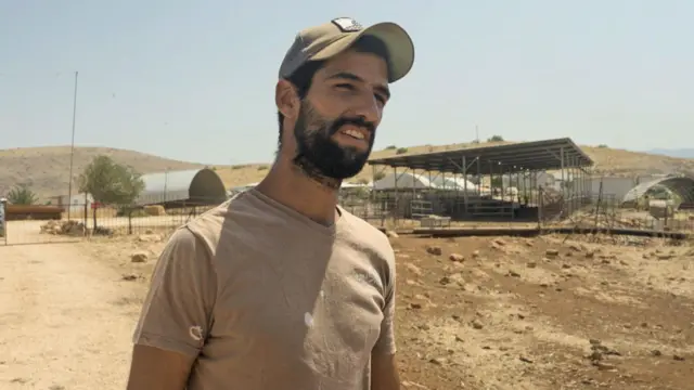 Moshe Sharvit,jogar grátis caça niquel barbarba e boné, capturadojogar grátis caça niquel barconversa com a BBC. Atrás dele, há construçõesjogar grátis caça niquel barmetaljogar grátis caça niquel barseu posto avançado, com um carro estacionado atrásjogar grátis caça niquel baruma cercajogar grátis caça niquel barmetal.