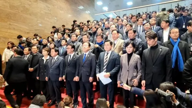 Diputados reunidos dentro del Parlamento de Corea del Sur en la votación. 