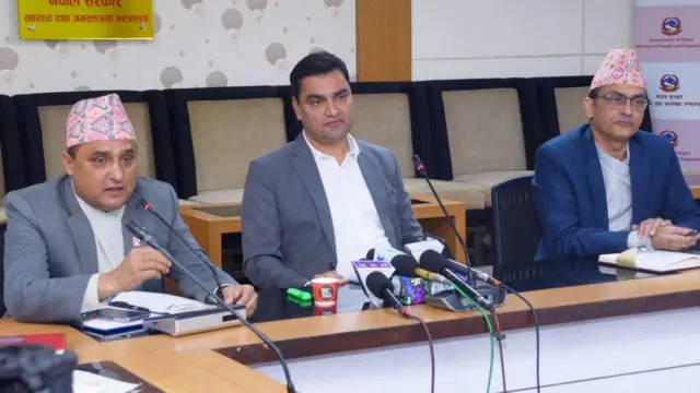 प्रतिवेदन सार्वजनिक कार्यक्रम स्वास्थ्य मन्त्री प्रदीप पौडेलसहित अधिकारीहरू