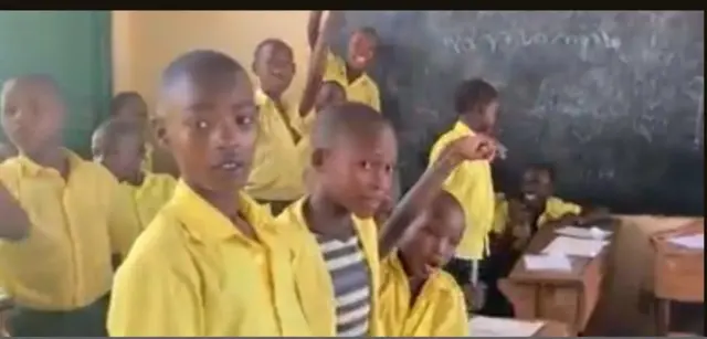 Bamwe mu banyeshure biga mw'ikambi ya Mahama bari mw'ishuri