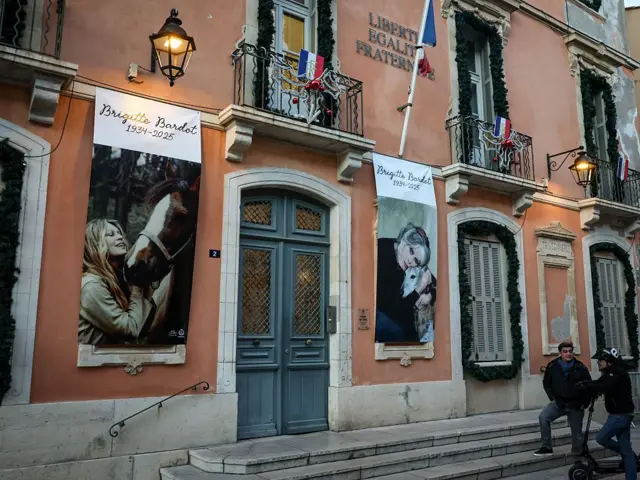 Фотографии Бардо на здании городской администрации Сен-Тропе