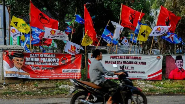 Alat peraga kampanye di salah satu daerah.