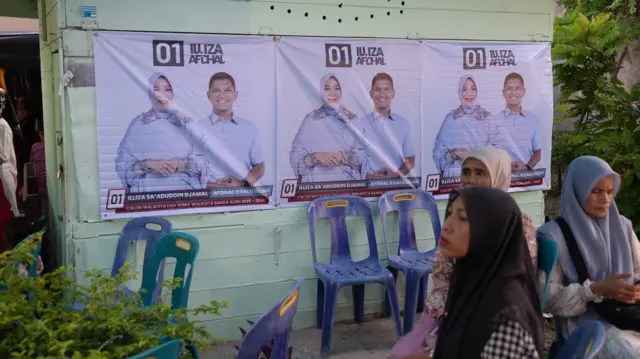 Spanduk kampanye pasangan wali kota dan calon wali kota Banda Aceh nomor urut 01, Illiza-Afdhal