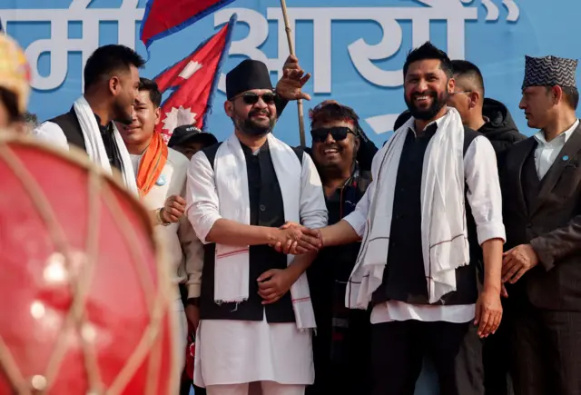 चुनावी अभियानका क्रममा बालेन्द्र शाह र रवि लामिछाने जनकपुरमा सम्बोधन गर्नुअघि हात मिलाउँदै