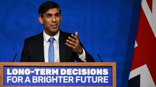 ریشی سوناک در حال سخنرانی 