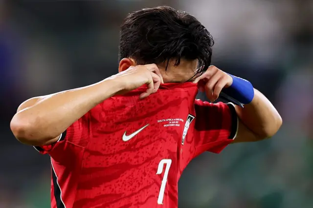 Heung-Min Son, pemain timnas Korea Selatan, bereaksi setelah timnya kalah 0-1 dari Afrika Selatan