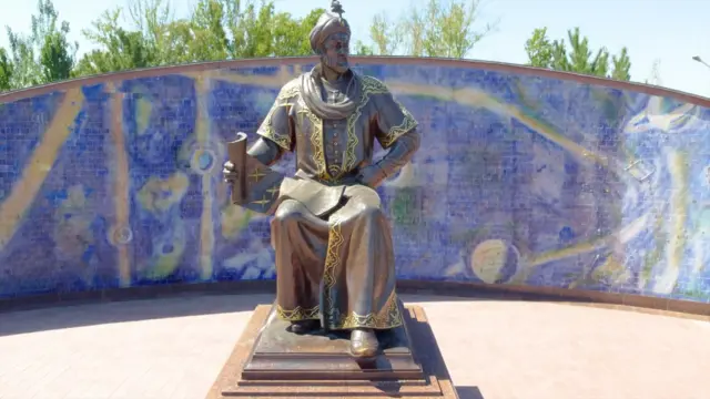 Мирзо Улуғбек ҳайкали.