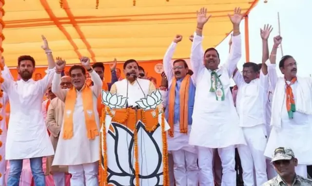 मुख्यमंत्री मोहन यादव इतर नेत्यांसोबत