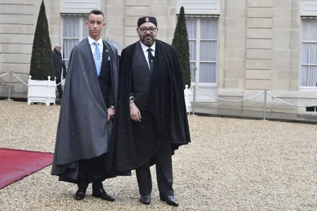 Mohammed VI, roi du Maroc, et Moulay Hassan, prince héritier du Maroc, à l'Élysée lors d'un un déjeuner organisé par le président français Emmanuel Macron pour commémorer le centenaire de la fin de la Première Guerre mondiale, le 11 novembre 2018 à Paris, en France. 