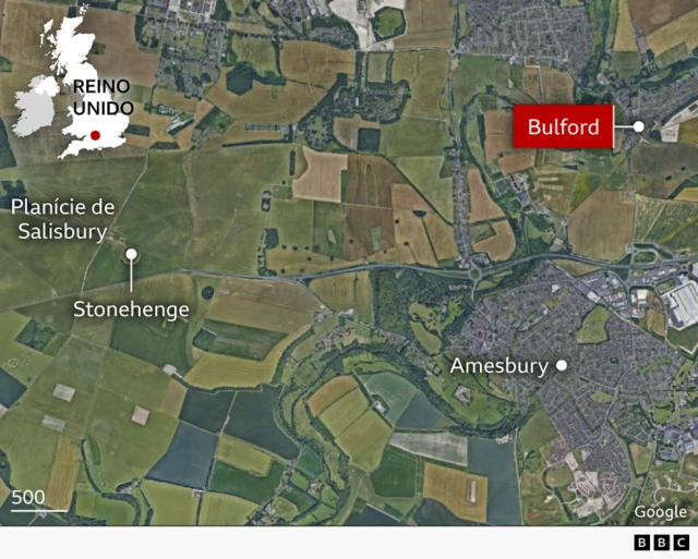 Mapa mostrando o contorno do Reino Unido no canto superior esquerdo em branco. A principal imagem maior é uma imagem de satélite da planície de Salisbury com Stonehenge e Bulford marcados no mapa. Bulford é destacado em vermelho com escrita branca.