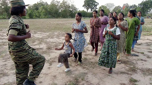 এলটিটিইর এক নারী সদস্য প্রশিক্ষণ দিচ্ছেন। নারী ও শিশু সহ সংগঠনটিতে একসময়ে ১৮ হাজারেরও বেশি সদস্য ছিল