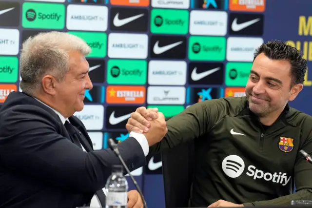 مدرب برشلونة الإسباني تشافي مع رئيس النادي خوان لابورتا