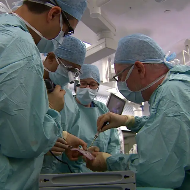 እቶም ኣባላት ጕጅለ መጥባሕቲ ንሓንጎል ሳፋን ማርዋን ብትዕግስቲ ኽፈላልዩ ኸለዉ ብሕክምናዊ ፕላስቲክ ብምዕጋት እንደገና ርክብ ኸይገብሩ ገይሮም