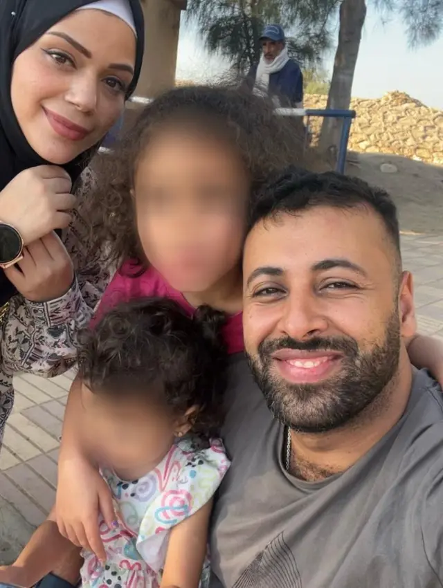 Hasan, a esposa Dyana Abo Salem e as duas filhas do casal