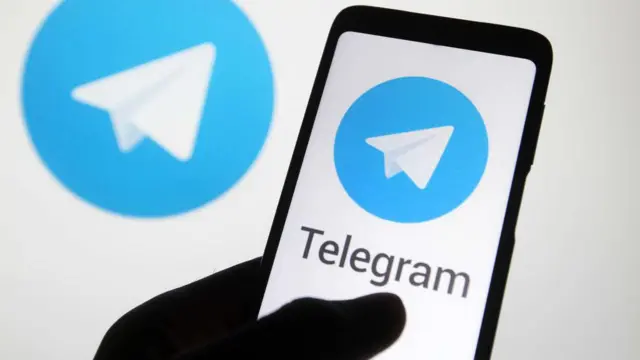 Un celular con Telegram en la pantalla