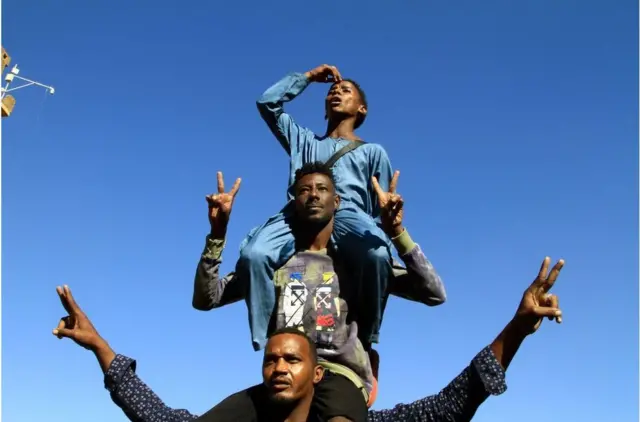 Abagabo bahekanye ku ntugu
