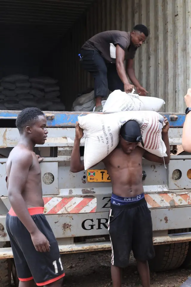 Impunzi ziriko zirapakurura imfungurwa mw'ikambi y'agateganyo ya Cishemere iri mu ntara ya Cibitoke