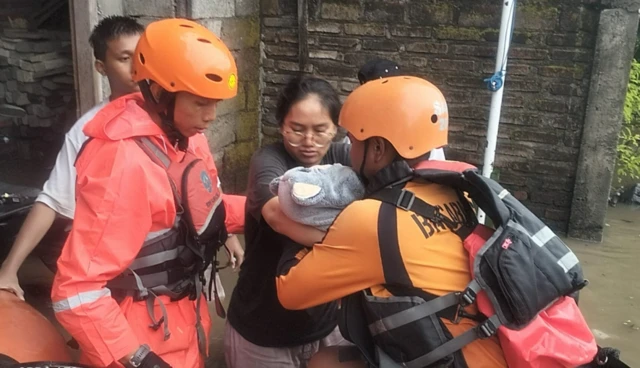 Evakuasi warga di kawasan Jalan Pulau Misol, Denpasar Barat, Bali, Rabu (10/09).