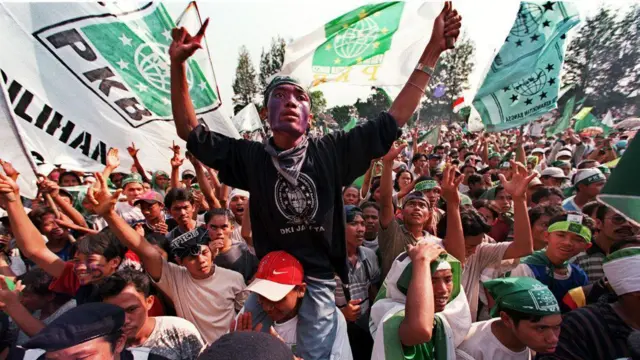 Para pendukung Partai Kebangkitan Bangsa (PKB) menghadiri kampanye menjelang pemilu.