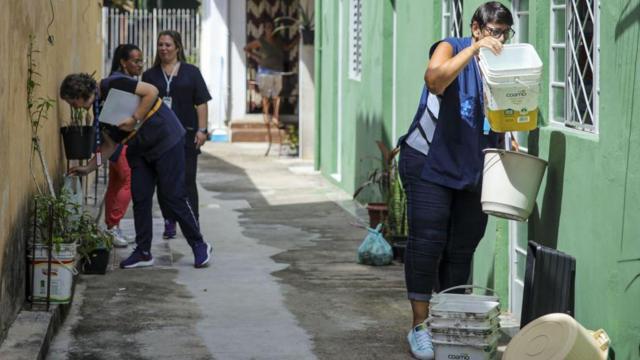 Agentes de sade fazem vistoria para eliminar focos de dengue em casas na Grande SP