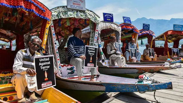 श्रीनगर में पहलगाम हमले की ख़िलाफ प्रदर्शन करते हुए स्थानीय नागरिक की तस्वीर